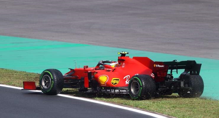 Sainz in pista con la Ferrari (foto di Bryn Lennon/Getty Images)