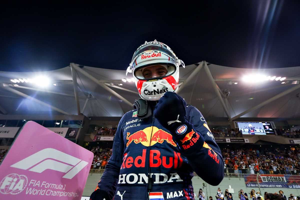 Max Verstappen esulta dopo la pole ad Abu Dhabi (foto di Mark Thompson/Getty Images)