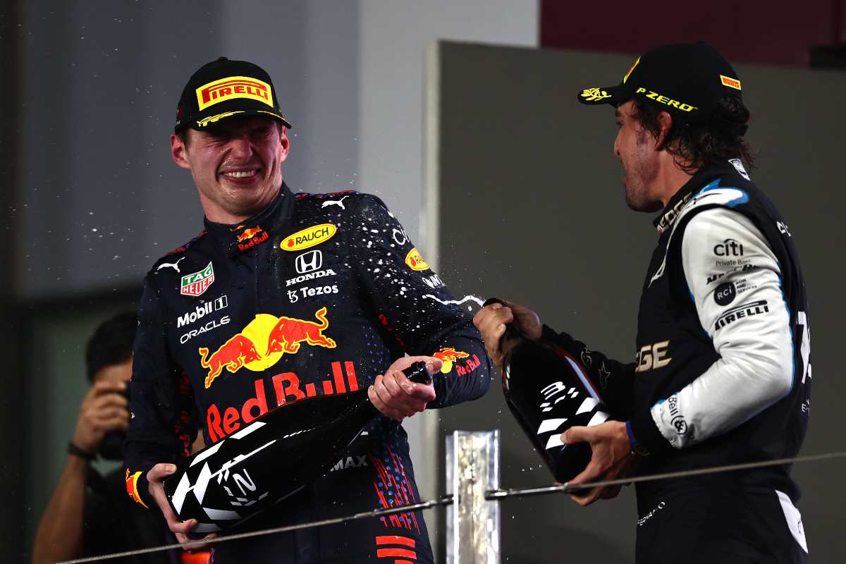 Verstappen sul podio a Doha con Alonso (foto di Mark Thompson/Getty Images)