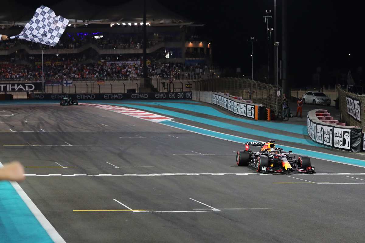 Verstappen taglia il traguardo ad Abu Dhabi (foto di Kamran Jebreili - Pool/Getty Images)