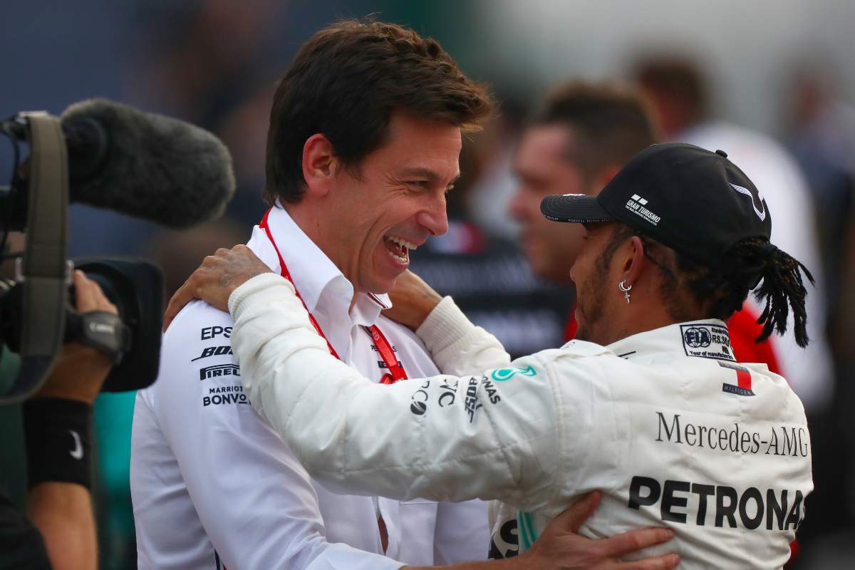 Toto Wolff con Lewis Hamilton (foto di Dan Istitene/Getty Images)