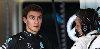 George Russell nel box della Mercedes nei test post campionato 2021 ad Abu Dhabi