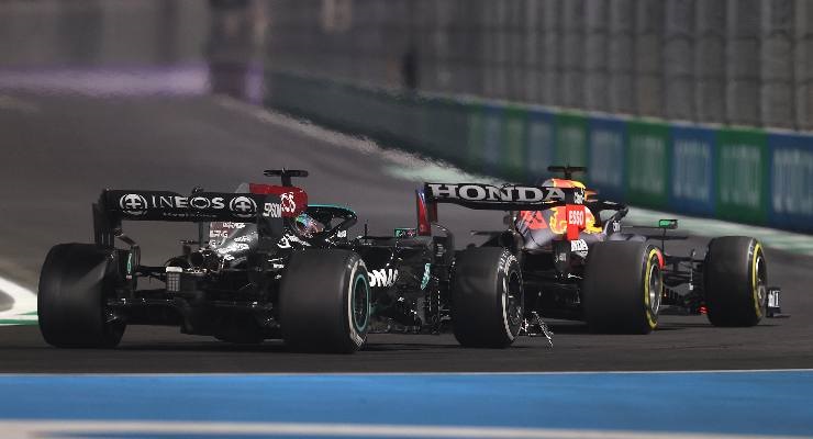 Hamilton con l'ala danneggiata dopo il tamponamento a Verstappen (foto di Lars Baron/Getty Images)