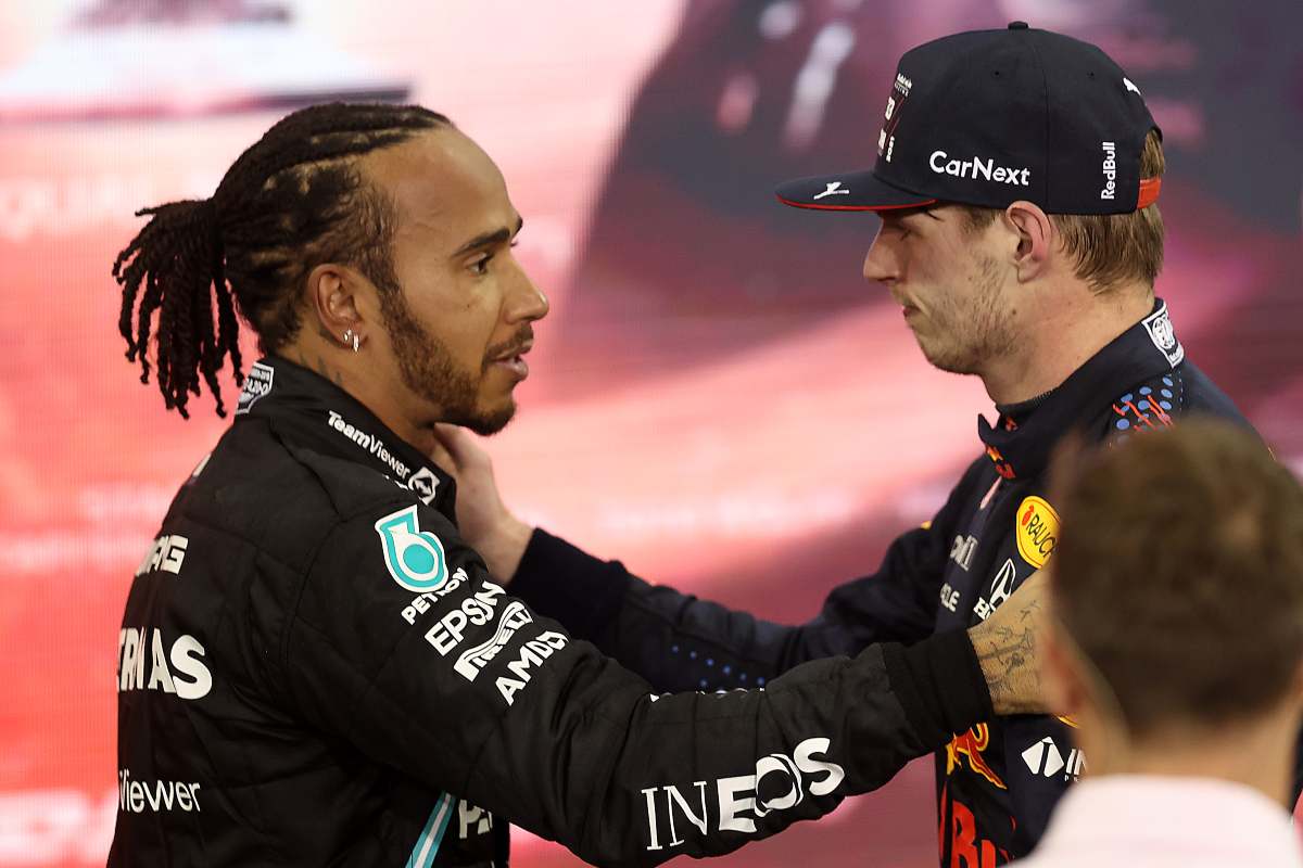 Lewis Hamilton e Max Verstappen dopo il Gran Premio di Abu Dhabi di F1 2021 a Yas Marina