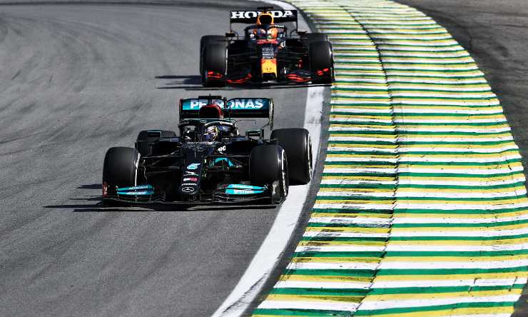 La Mercedes di Lewis Hamilton davanti alla Red Bull di Max Verstappen