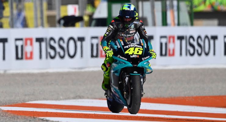 Valentino Rossi in pista con la Yamaha Petronas alla sua ultima gara in MotoGP 2021, il Gran Premio di Valencia