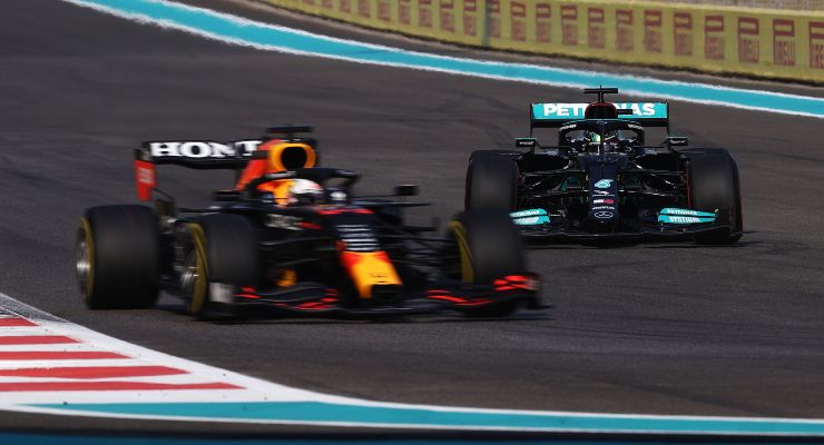 Max Verstappen su Red Bull e Lewis Hamilton su Mercedes in pista al Gran Premio di Abu Dhabi di F1 2021 a Yas Marina