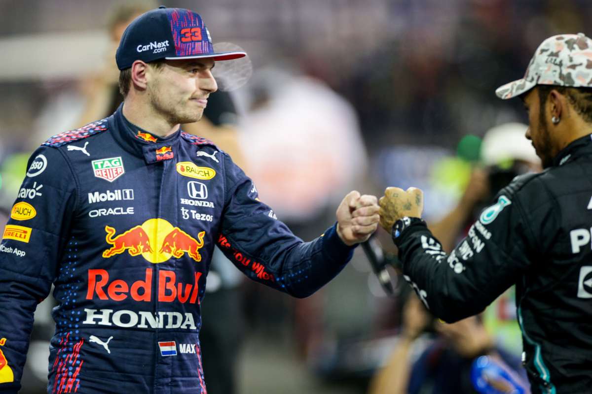 Max Verstappen e Lewis Hamilton dopo le qualifiche del Gran Premio di Abu Dhabi di F1 2021 a Yas Marina
