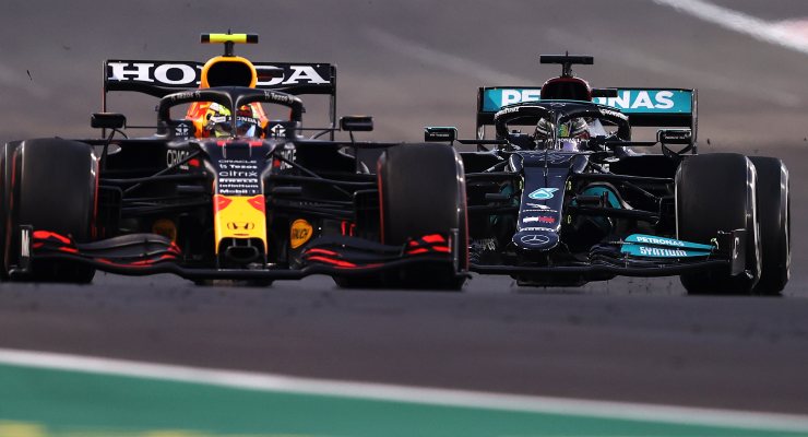 Lewis Hamilton e Max Verstappen in pista al Gran Premio di Abu Dhabi di F1 2021 a Yas Marina