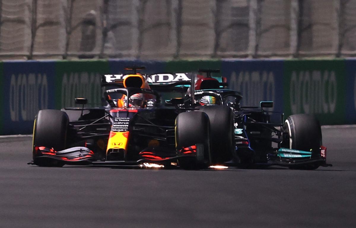 Il duello tra Lewis Hamilton e Max Verstappen al Gran Premio dell'Arabia Saudita di F1 2021 a Jeddah