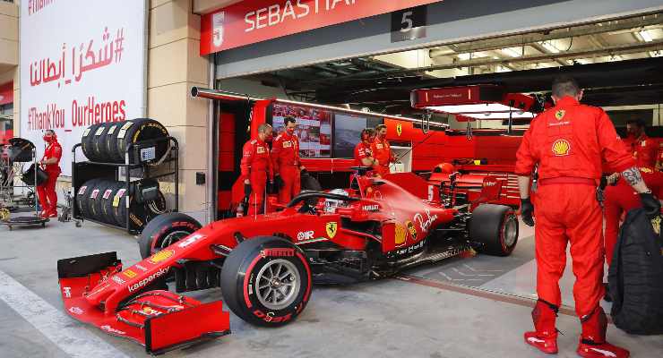 Sebastian Vettel esce dai box