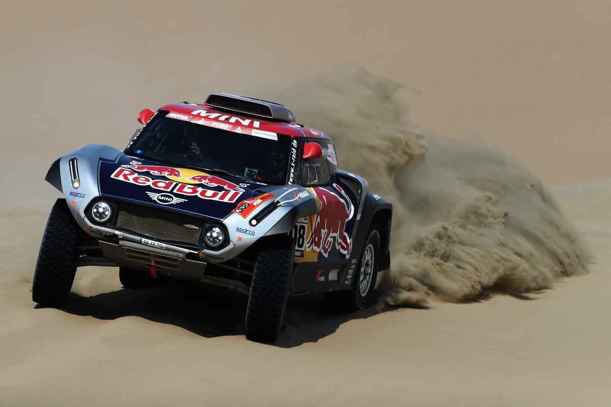 Auto in azione alla Dakar (foto di Dean Mouhtaropoulos/Getty Images)