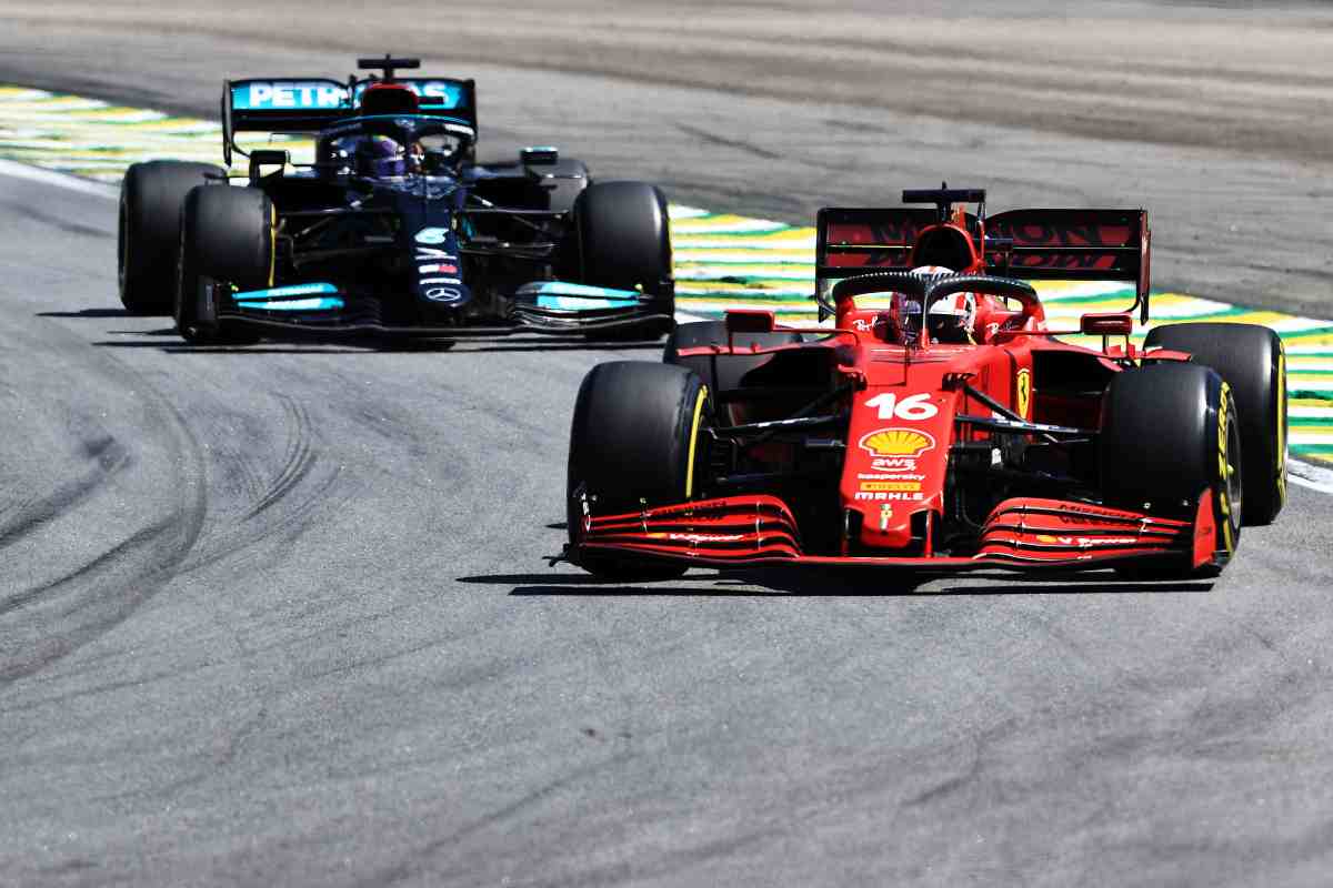 Ferrari e Mercedes in pista nel 2021 (foto di Buda Mendes/Getty Images)
