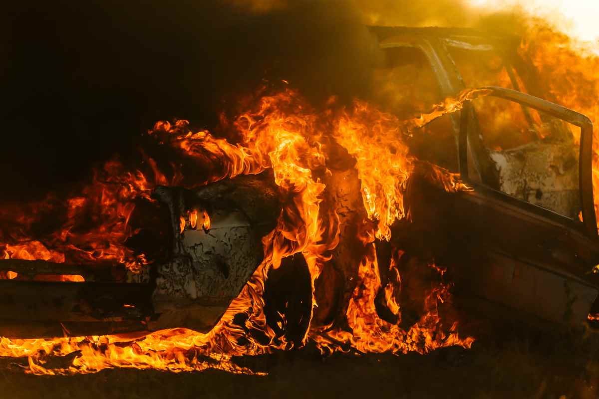 Auto in fiamme (AdobeStock)