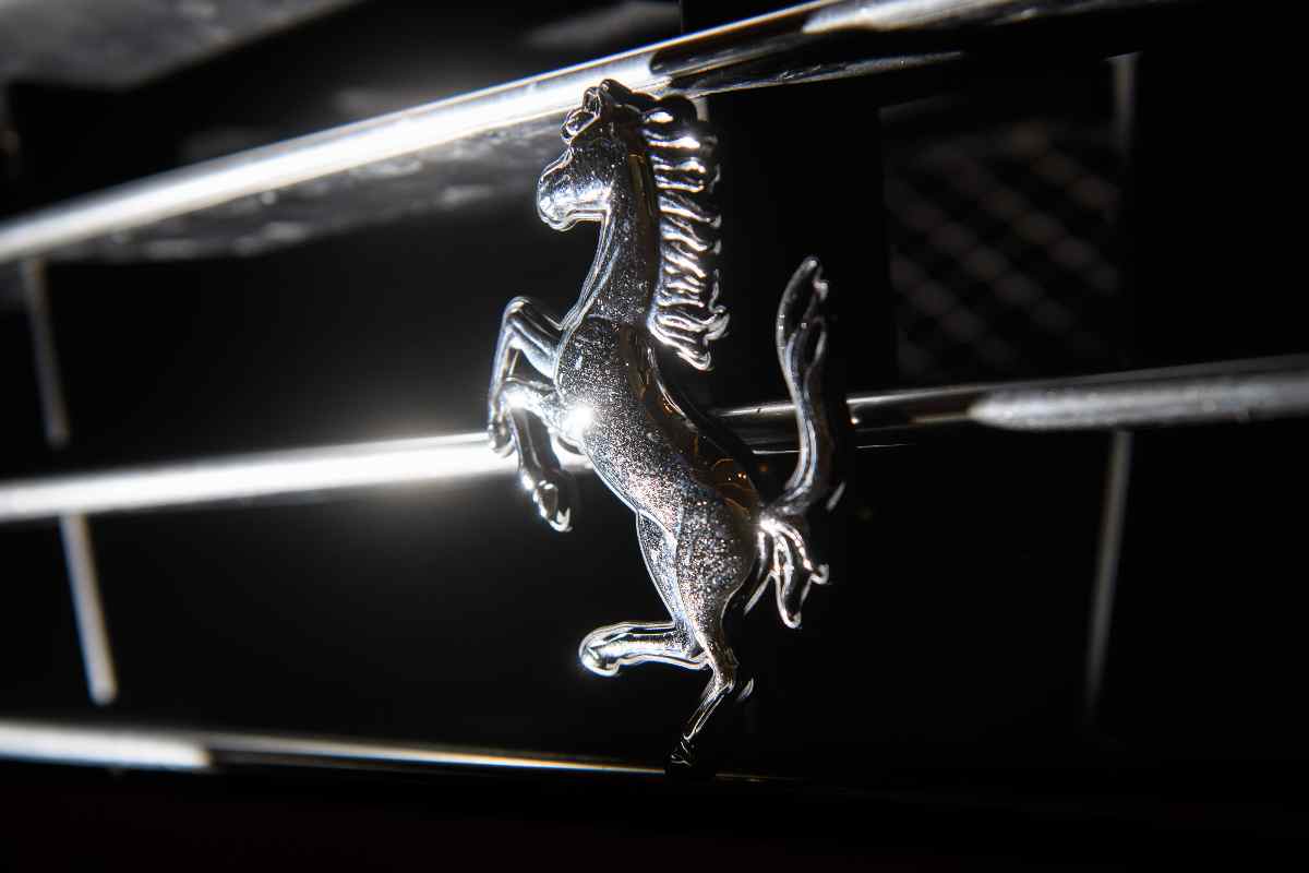 Il logo del Cavallino Rampante (foto di Leon Neal/Getty Images)