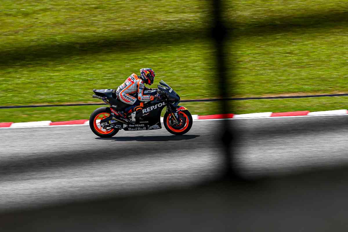 Stefan Bradl in sella alla Honda nei test (foto account ufficiale Twitter MotoGP)