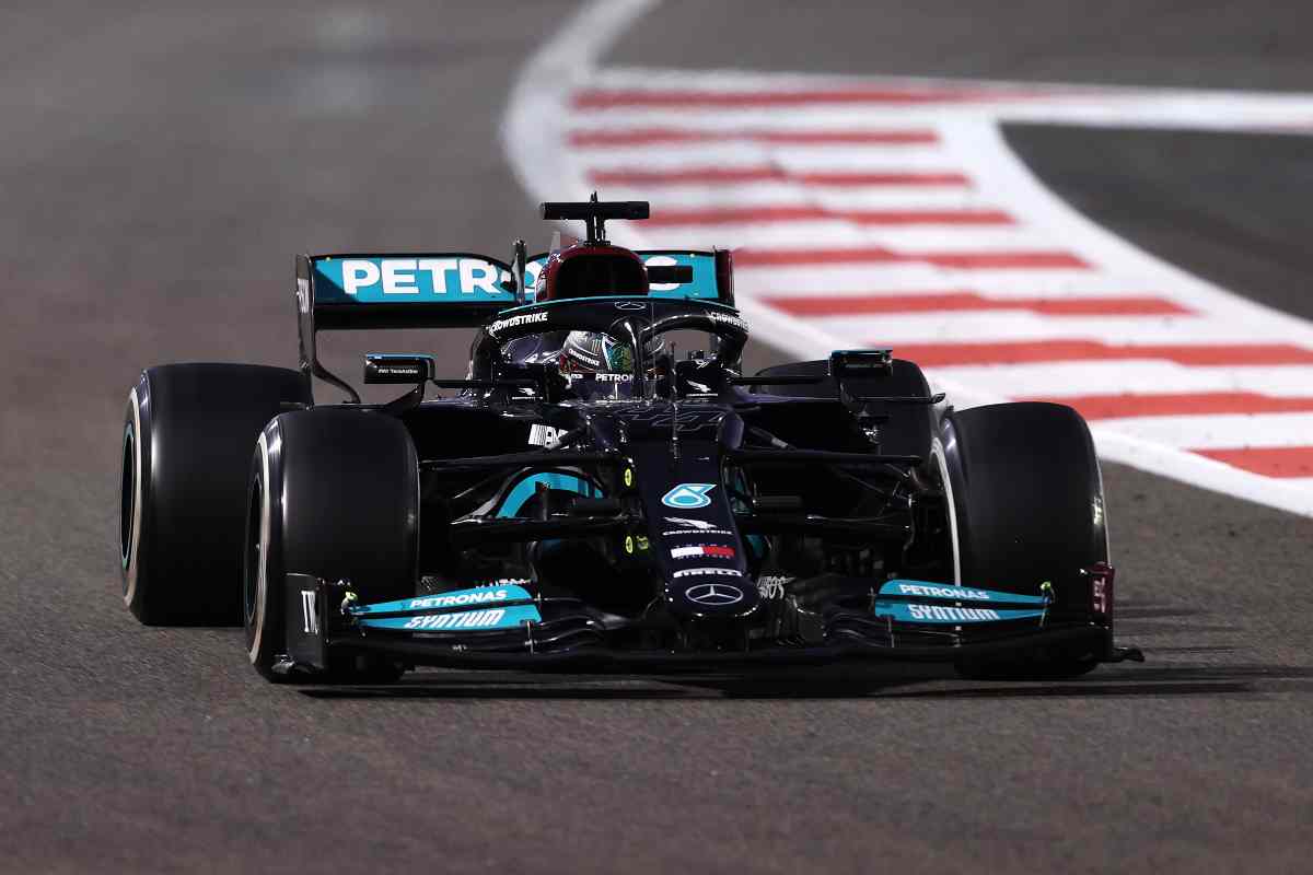 Hamilton in pista con la Mercedes nel 2021 (foto di Lars Baron/Getty Images)