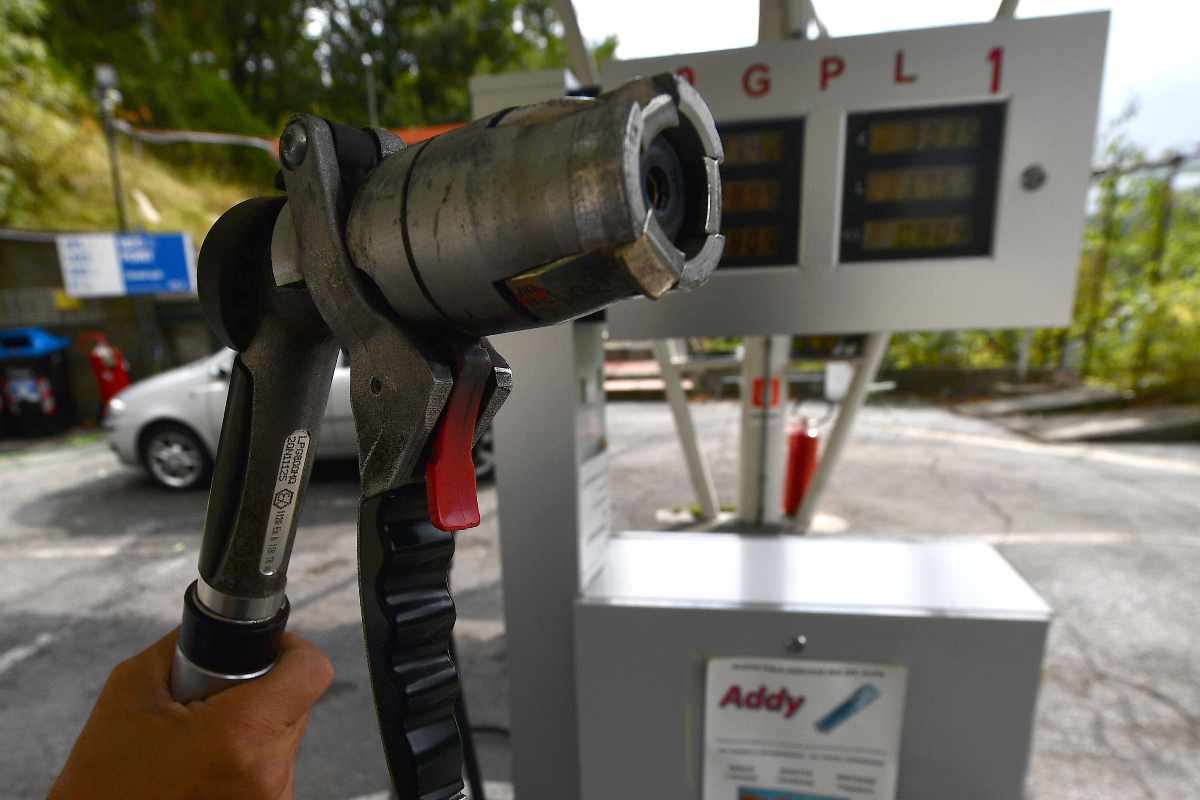 Auto a gas GPL (Ansa Foto)
