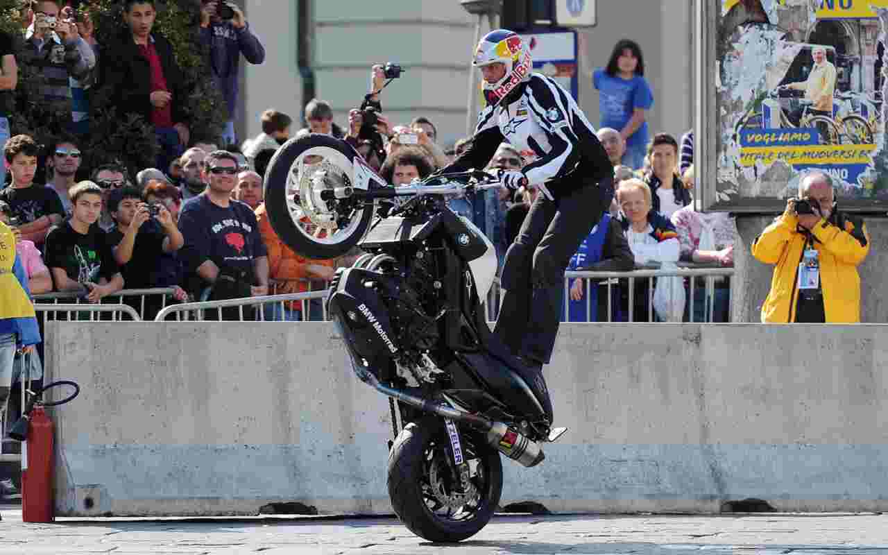 Chris Pfeiffer durante un suo spettacolo con Red Bull in Italia (foto Ansa)