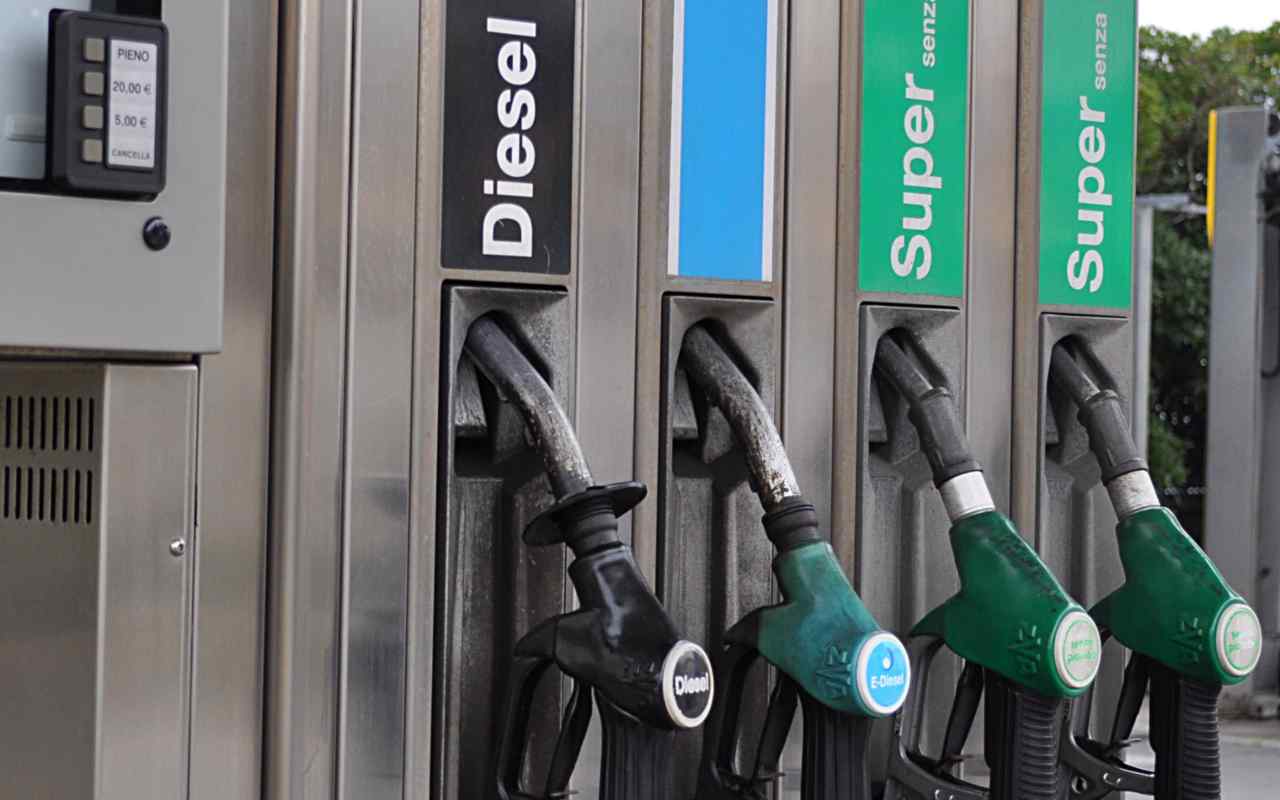 Distributore benzina, diesel, metano e gpl (AdobeStock)