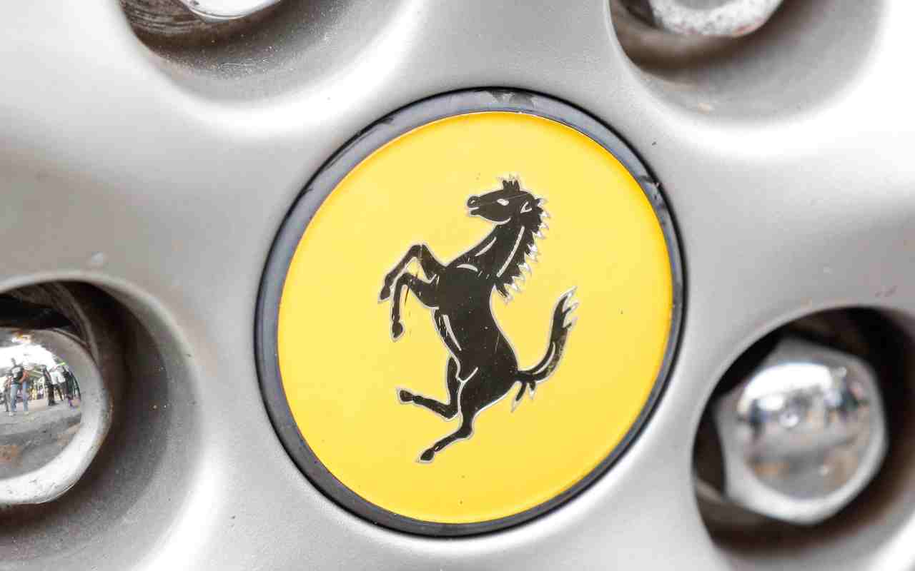 Il logo Ferrari (foto Ansa)
