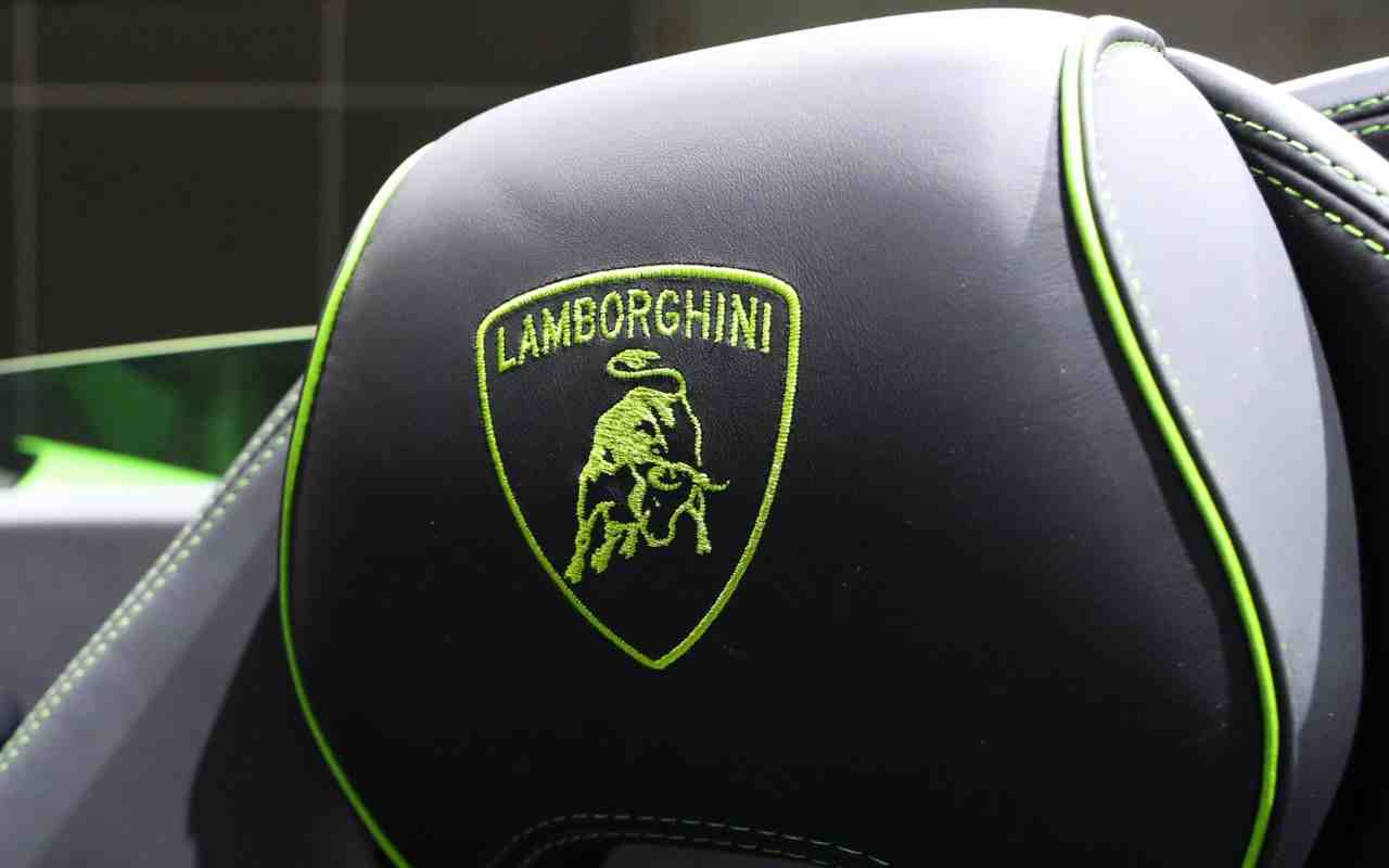 Il logo Lamborghini (foto Ansa)