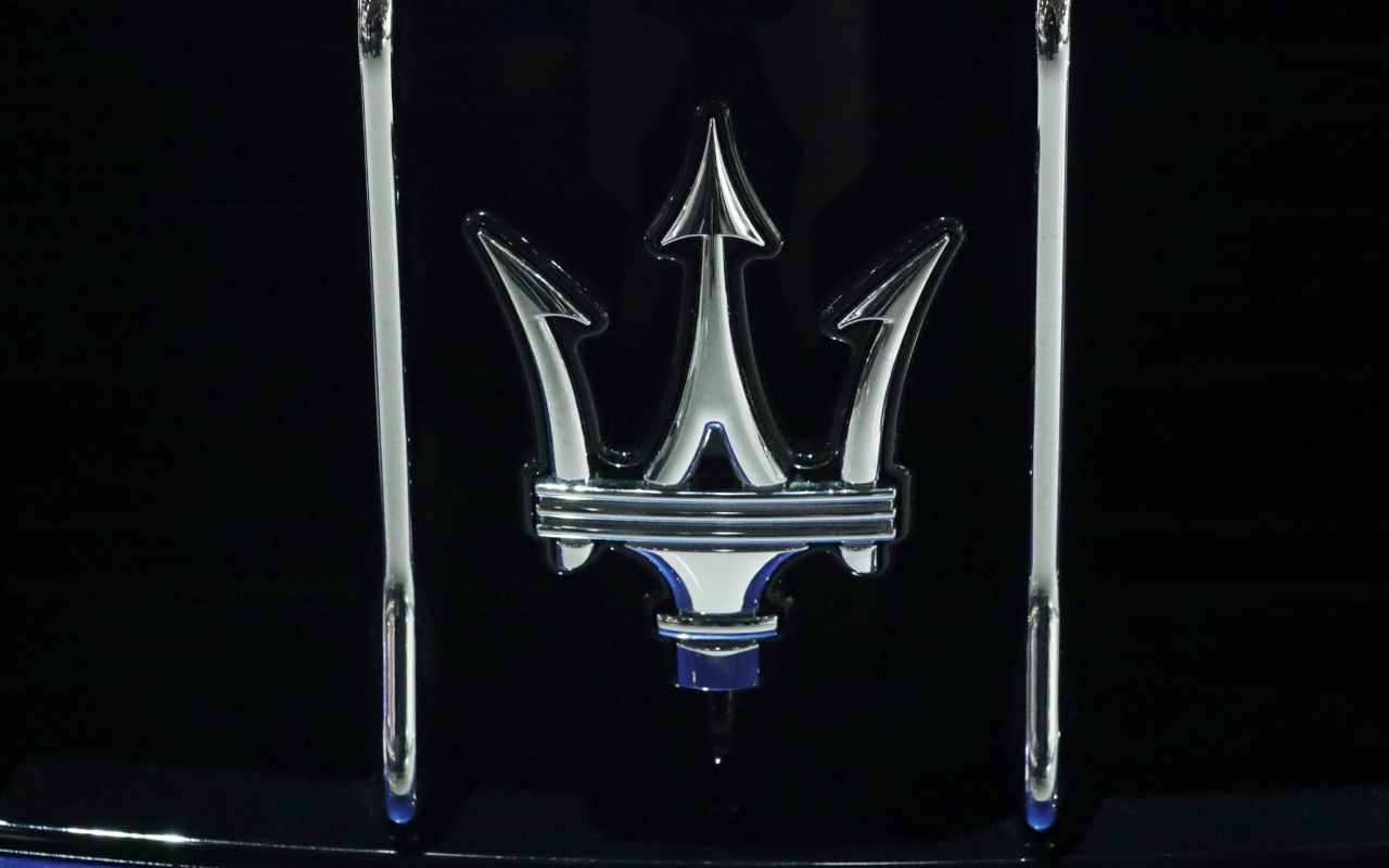 Il logo Maserati (foto Ansa)