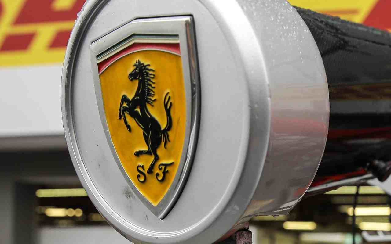Lo stemma Ferrari (foto Ansa)