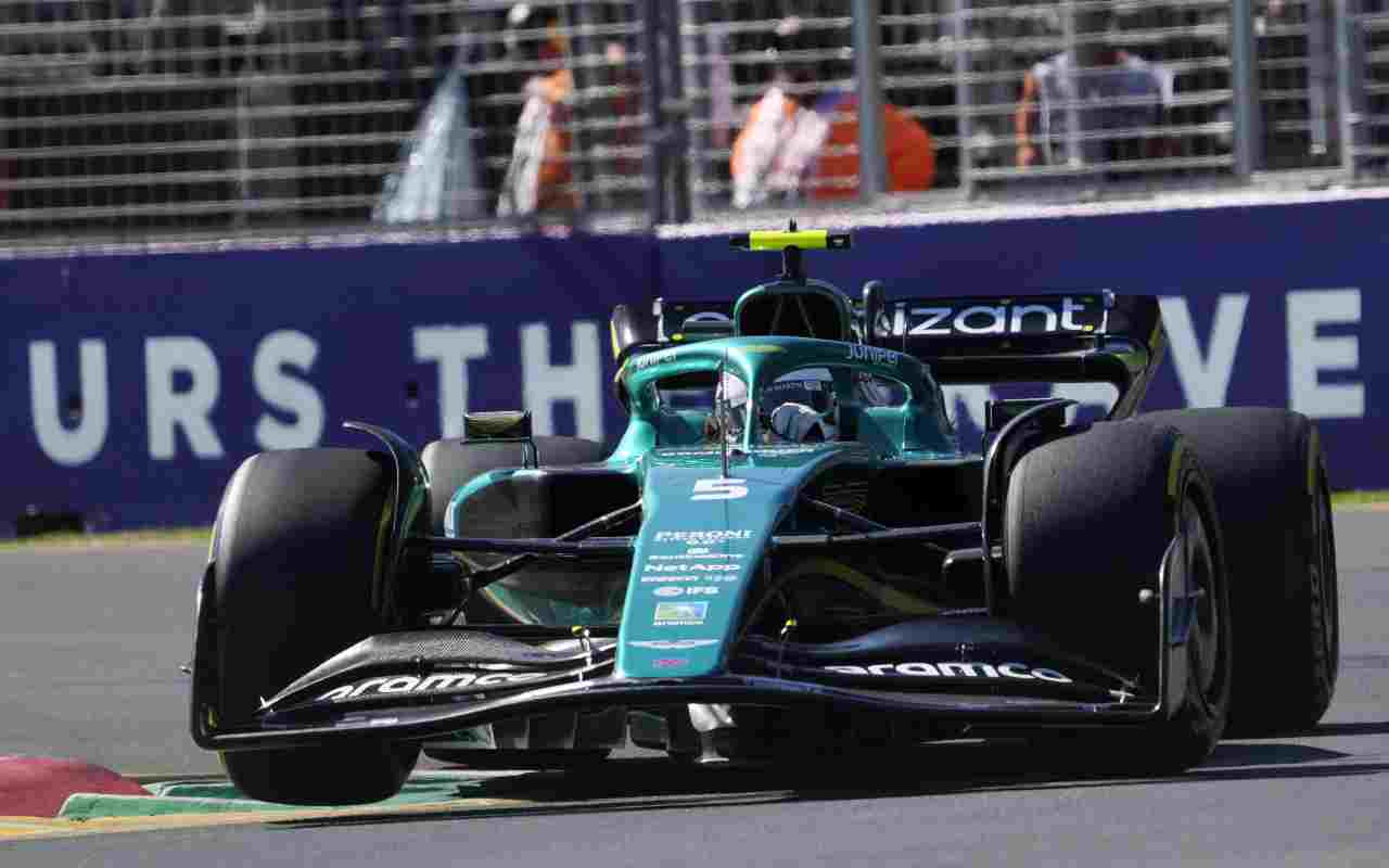 Vettel in pista con la Aston Martin motorizzata Mercedes (foto Ansa)