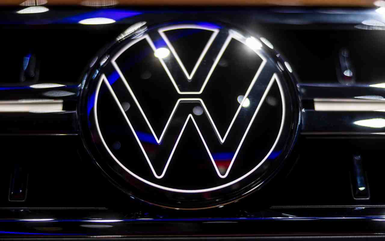 Lo stemma Volkswagen (foto Ansa)