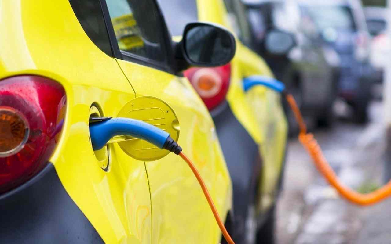 Auto elettriche incentivi (Ansa Foto)