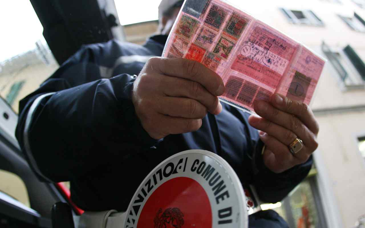 La polizia controlla una patente (Ansa Foto)