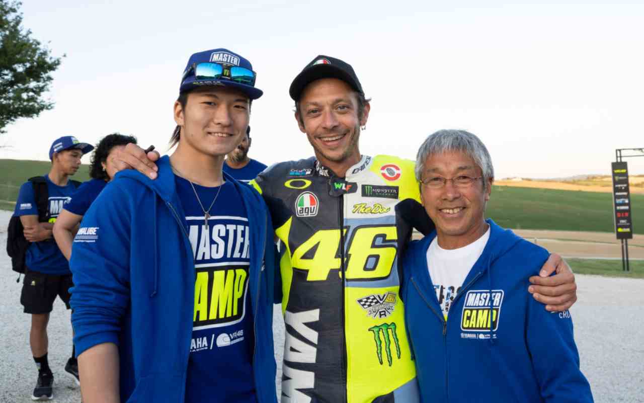 Valentino Rossi con Maiki Abe (foto Yamaha)