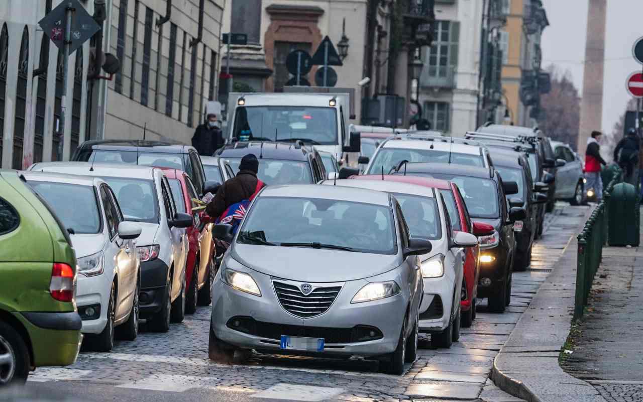 Auto in strada in mezzo al traffico (ANSA)