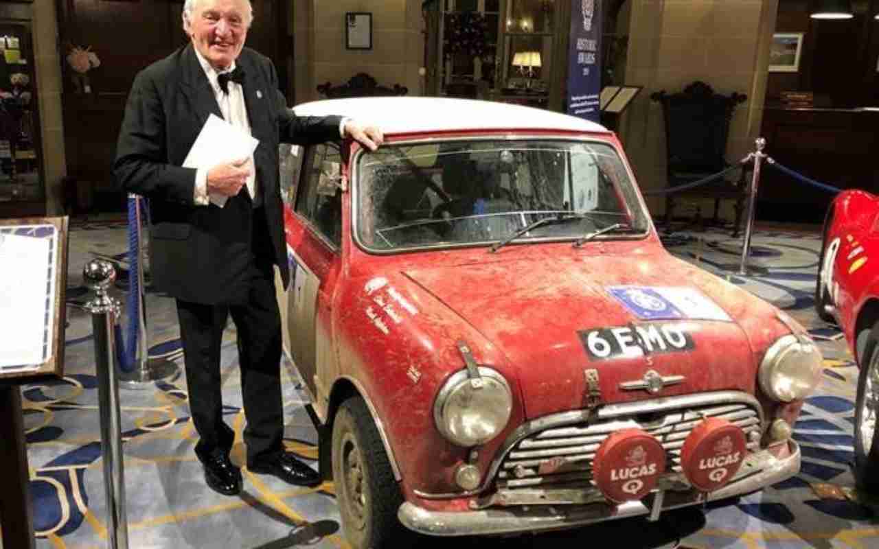 Paddy Hopkirk con la sua Mini (Paddy Hopkirk Twitter)