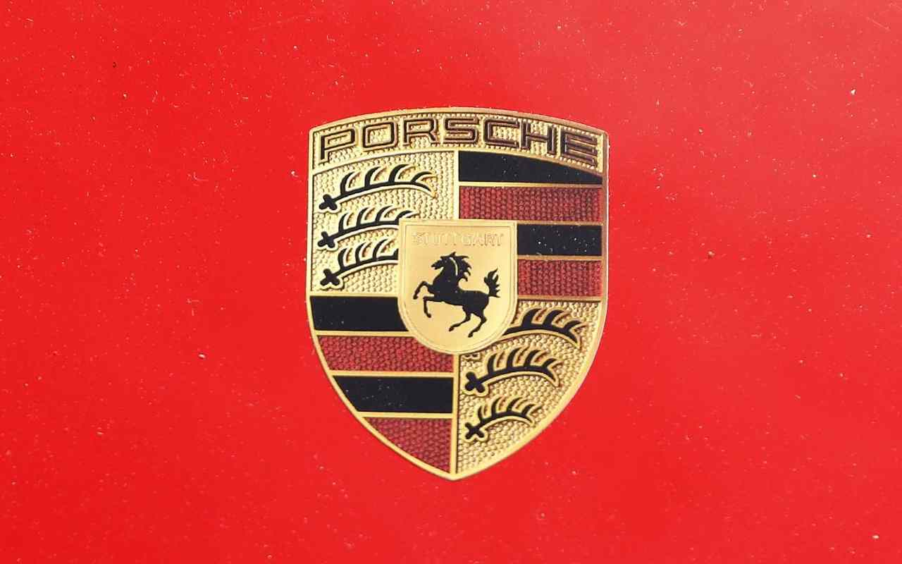Il logo Porsche (ANSA)