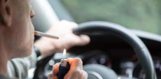 Fumo in auto (AdobeStock)