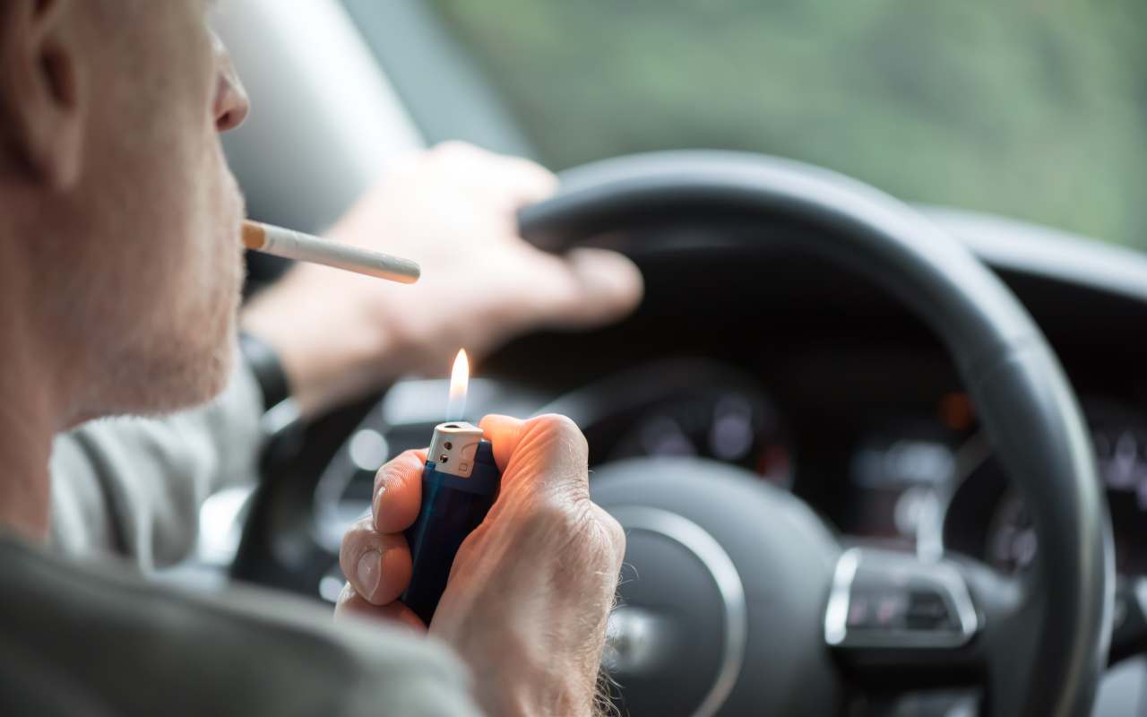 Fumo in auto (AdobeStock)