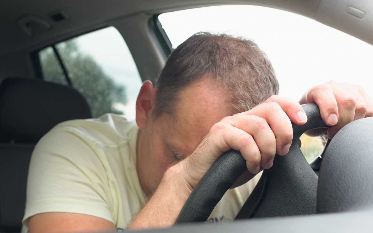 Codice della Strada, colpo di sonno in auto (AdobeStock)