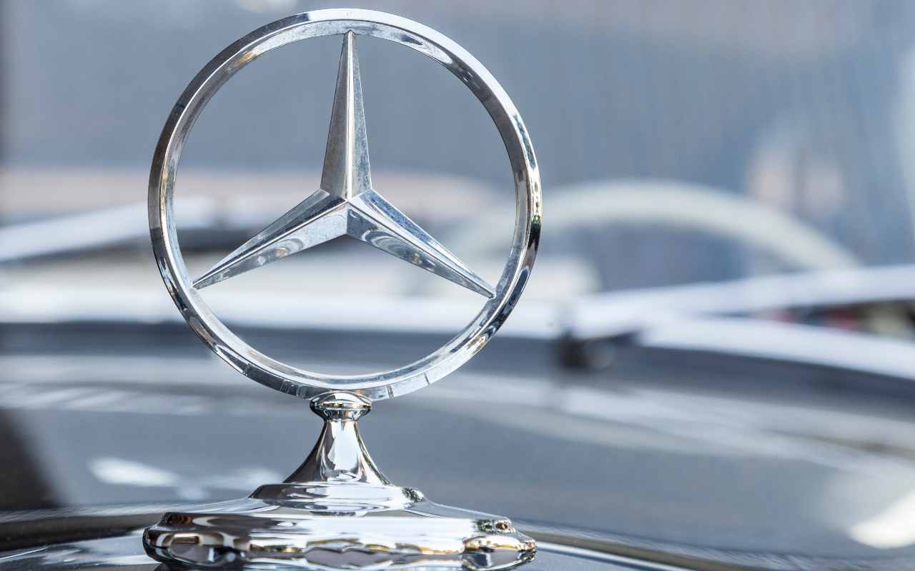 Mercedes Logo Auto (Adobe Stock)