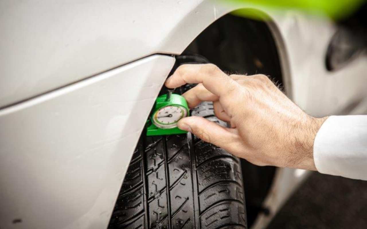 Misurazione tassello gomme (Ansa Foto)