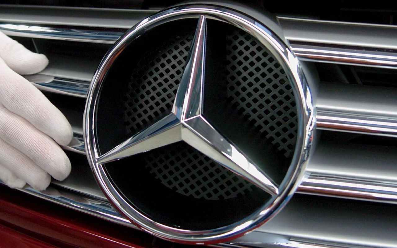 Il logo Mercedes (Ansa Foto)