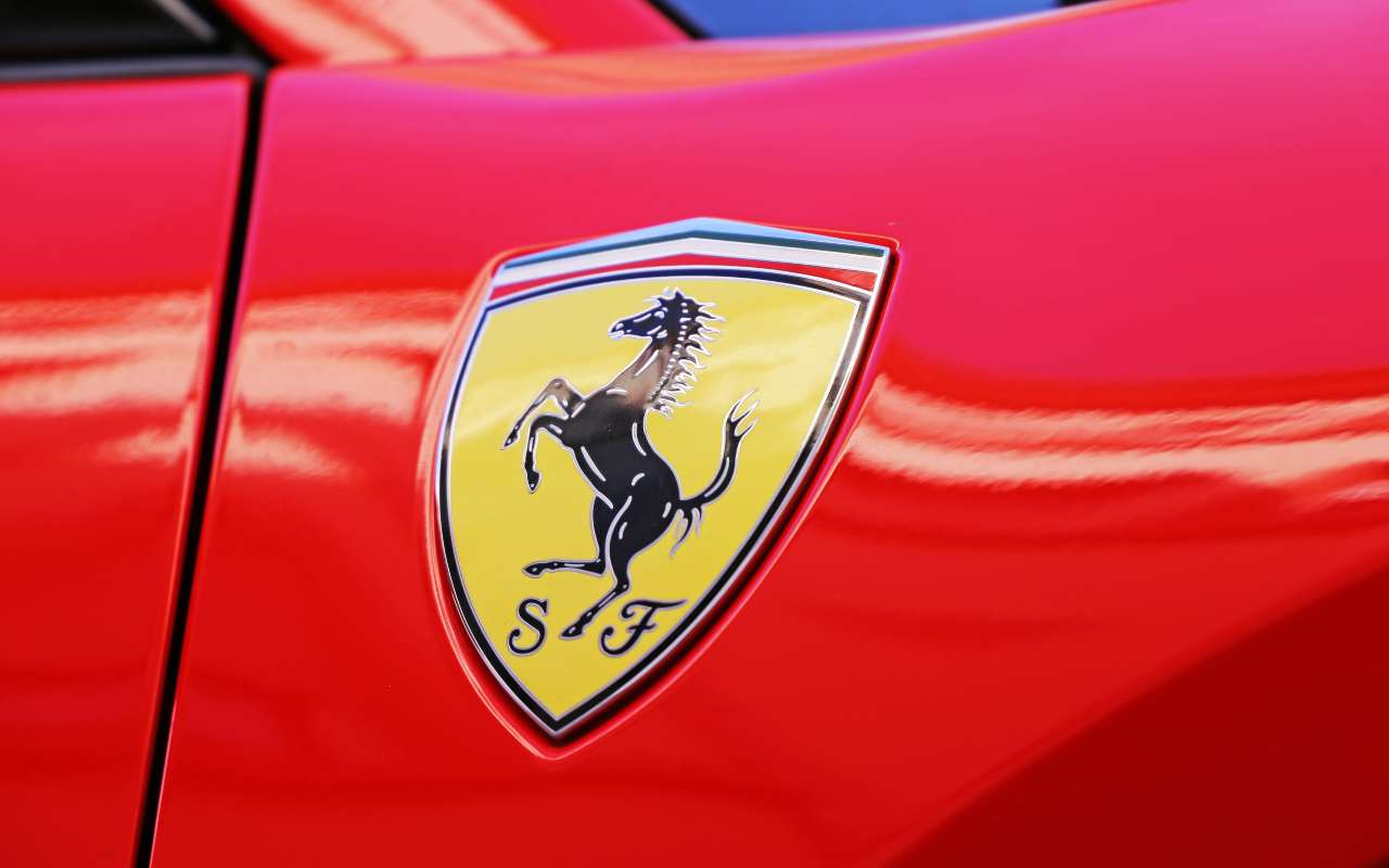 Auto Ferrari (AdobeStock)