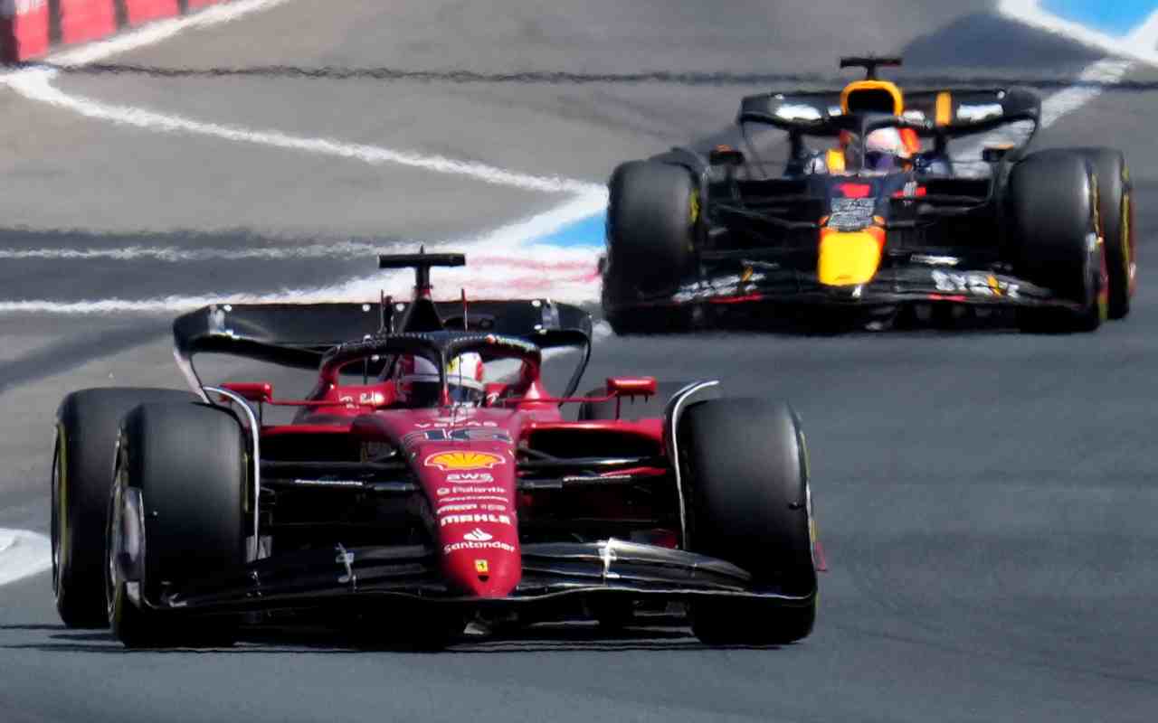 F1 Ferrari e Red Bull Charles Leclerc inseguito da Max Verstappen al GP di Francia (LaPresse)