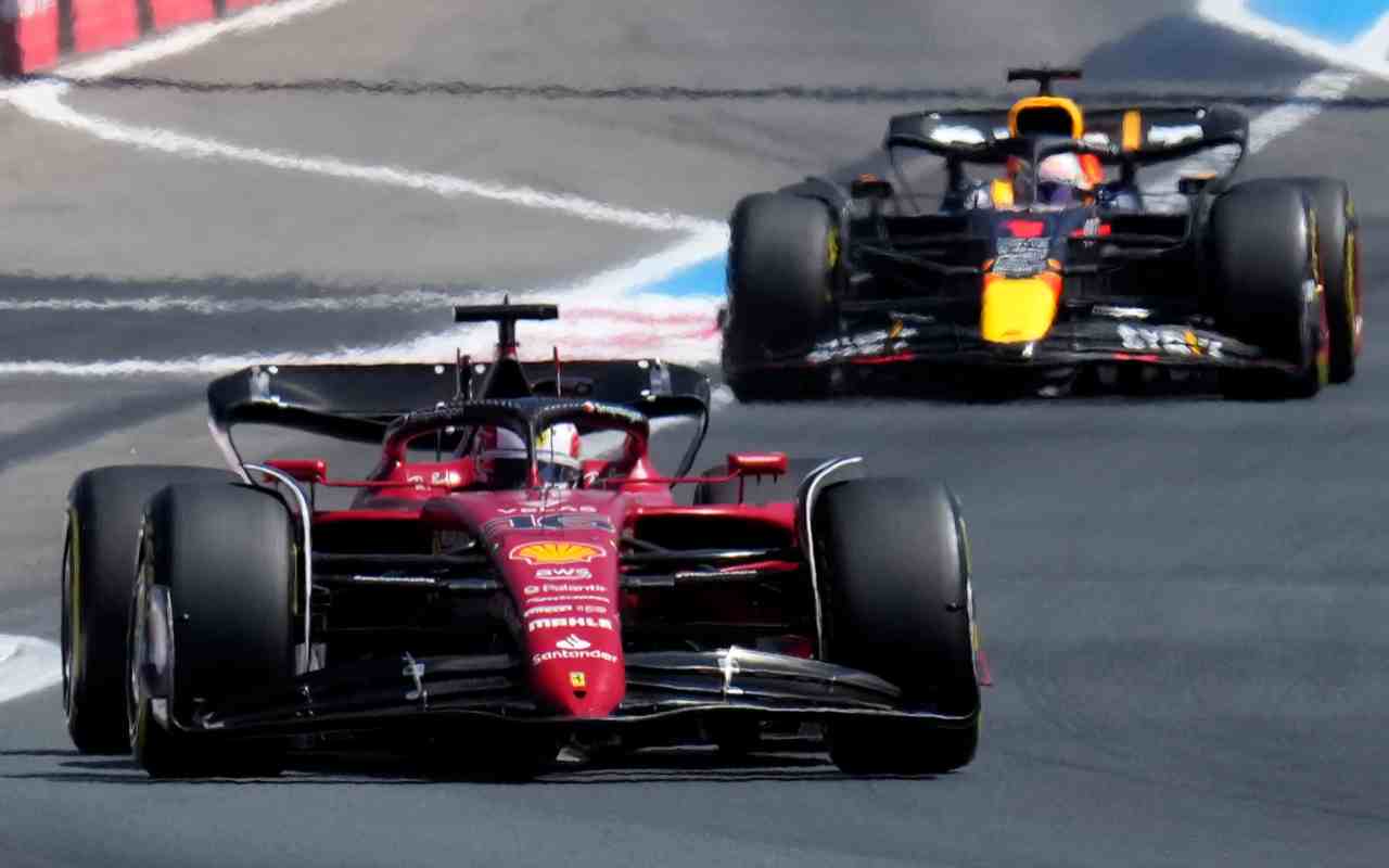 F1 Ferrari e Red Bull Charles Leclerc inseguito da Max Verstappen al GP di Francia (LaPresse)