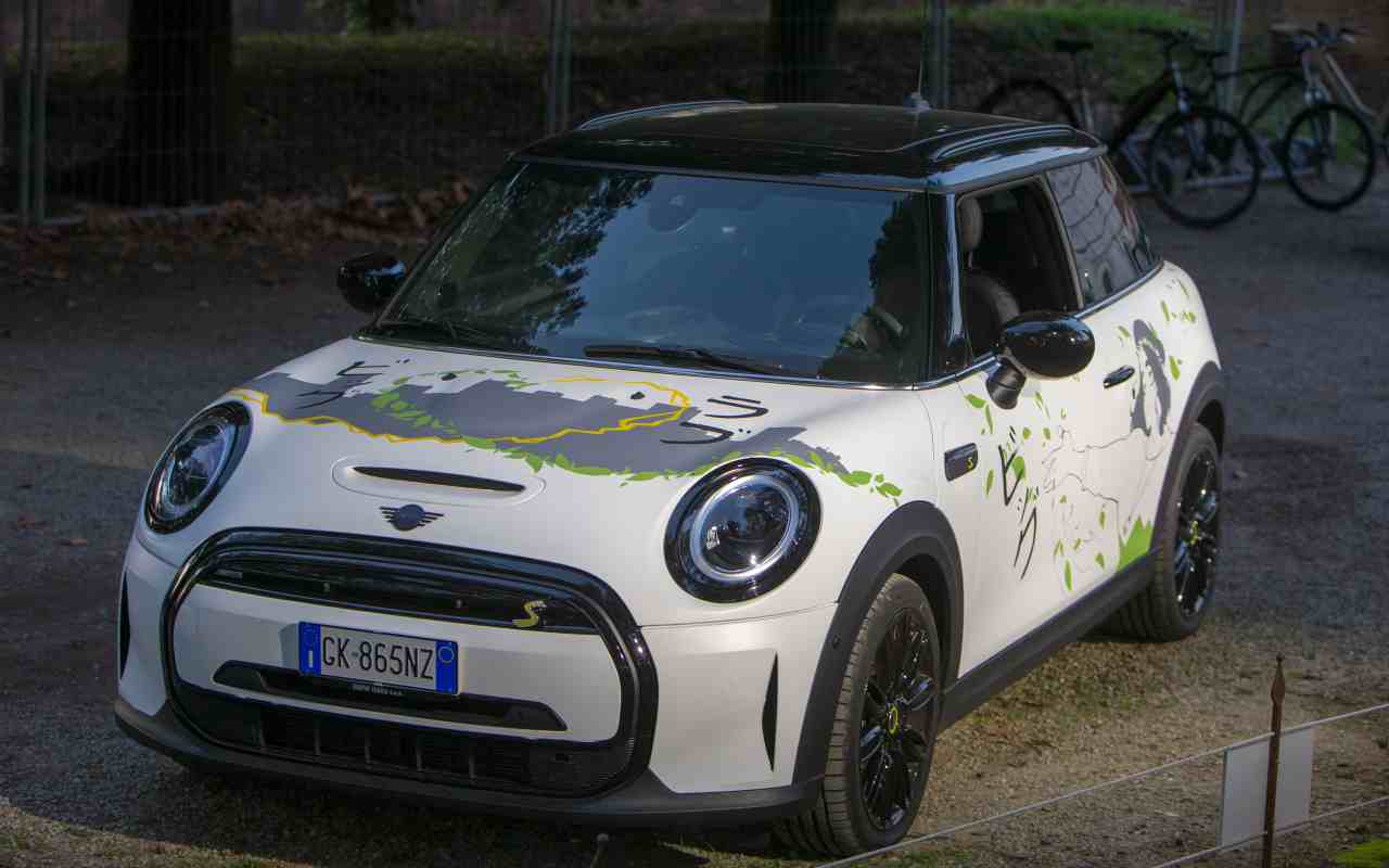 Mini Cooper SE trasformata in un manga