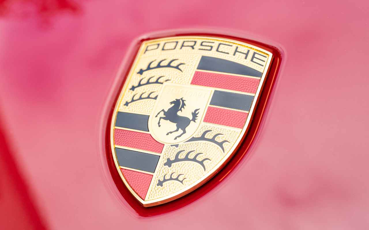 Porsche Logo (Adobe Stock)