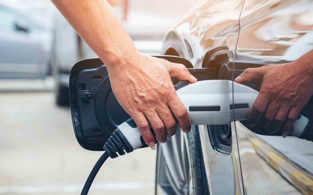 Auto elettriche (Adobe Stock)