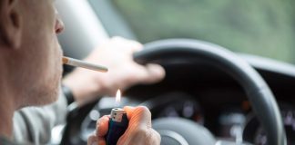 Fumare in auto (AdobeStock)