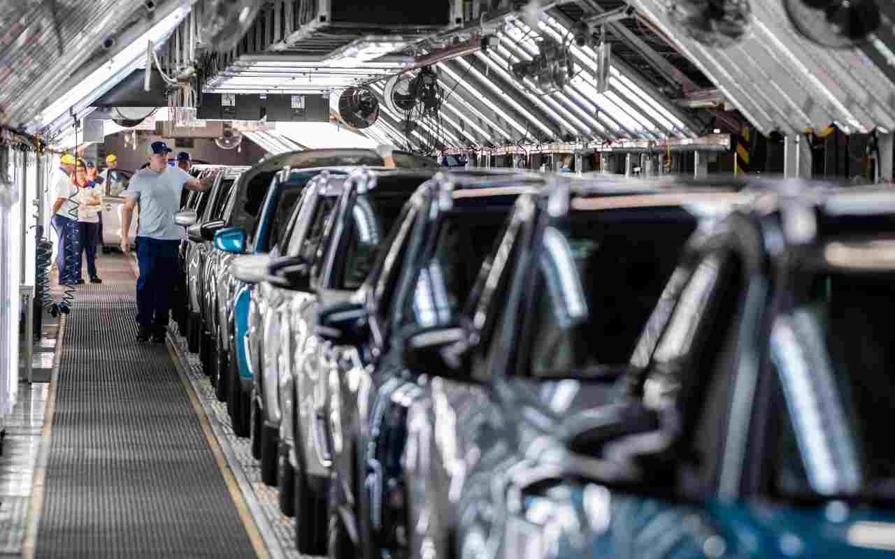 Catena di montaggio auto (ANSA)